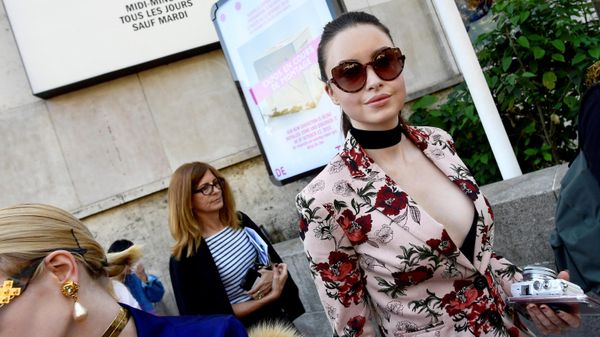Женщина на улице в Париже - Sputnik Азербайджан