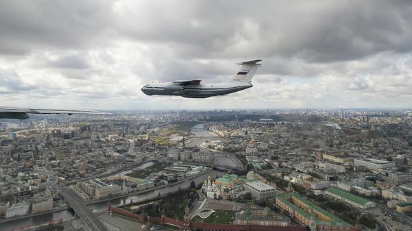 Тяжелый транспортный самолет Ил-76МД на репетиции воздушной части парада в Москве  - Sputnik Азербайджан