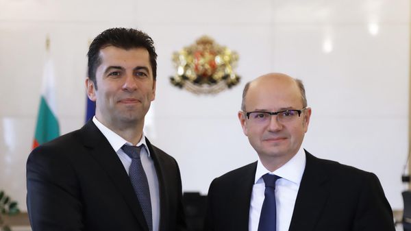 Министр энергетики Азербайджана Парвиз Шахбазов и  премьер-министр Болгарии Кирилл Петков во время встречи - Sputnik Азербайджан