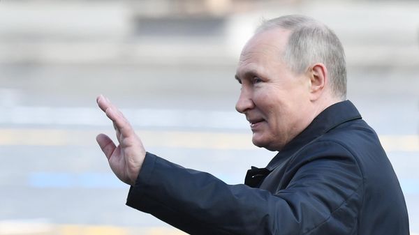 Президент РФ - верховный главнокомандующий вооруженными силами РФ Владимир Путин на военном параде в ознаменование 77-й годовщины Победы в Великой Отечественной войне 1941-1945 годов на Красной площади в Москве - Sputnik Азербайджан
