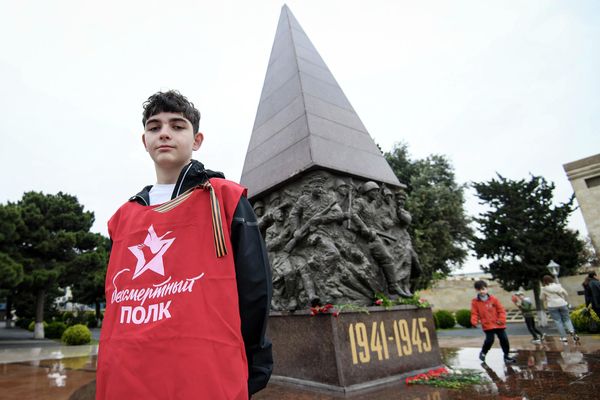 Представители общественности, ветераны и дипломаты в честь 77-летия победы в Великой Отечественной войне посетили мемориальный комплекс "Братские могилы" в Баку. - Sputnik Азербайджан