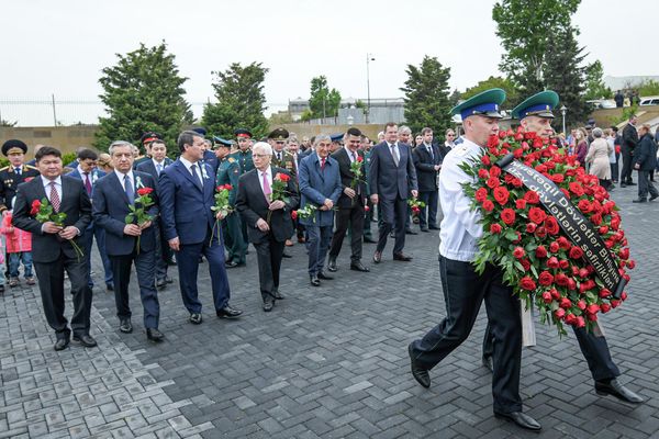 Дипломаты возложили цветы к памятнику. - Sputnik Азербайджан