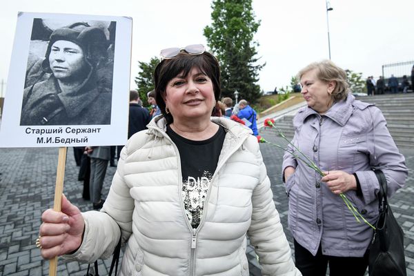 Представители общественности, ветераны и дипломаты в честь 77-летия победы в Великой Отечественной войне посетили мемориальный комплекс "Братские могилы" в Баку. - Sputnik Азербайджан