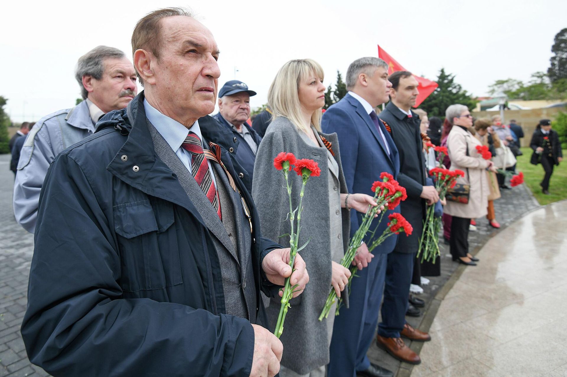 В Баку в День Победы представители общественности, ветераны и дипломаты посетили мемориальный комплекс Братские могилы - Sputnik Азербайджан, 1920, 09.05.2022