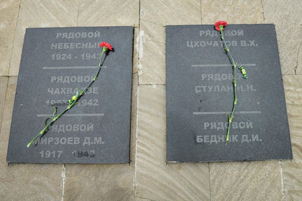 Люди фотографировались на фоне Мемориала, делились историями своих родителей, дедушек и бабушек, отмечая, что "эти воспоминания святы для каждой семьи и будут жить в памяти и сердцах вечно". - Sputnik Азербайджан
