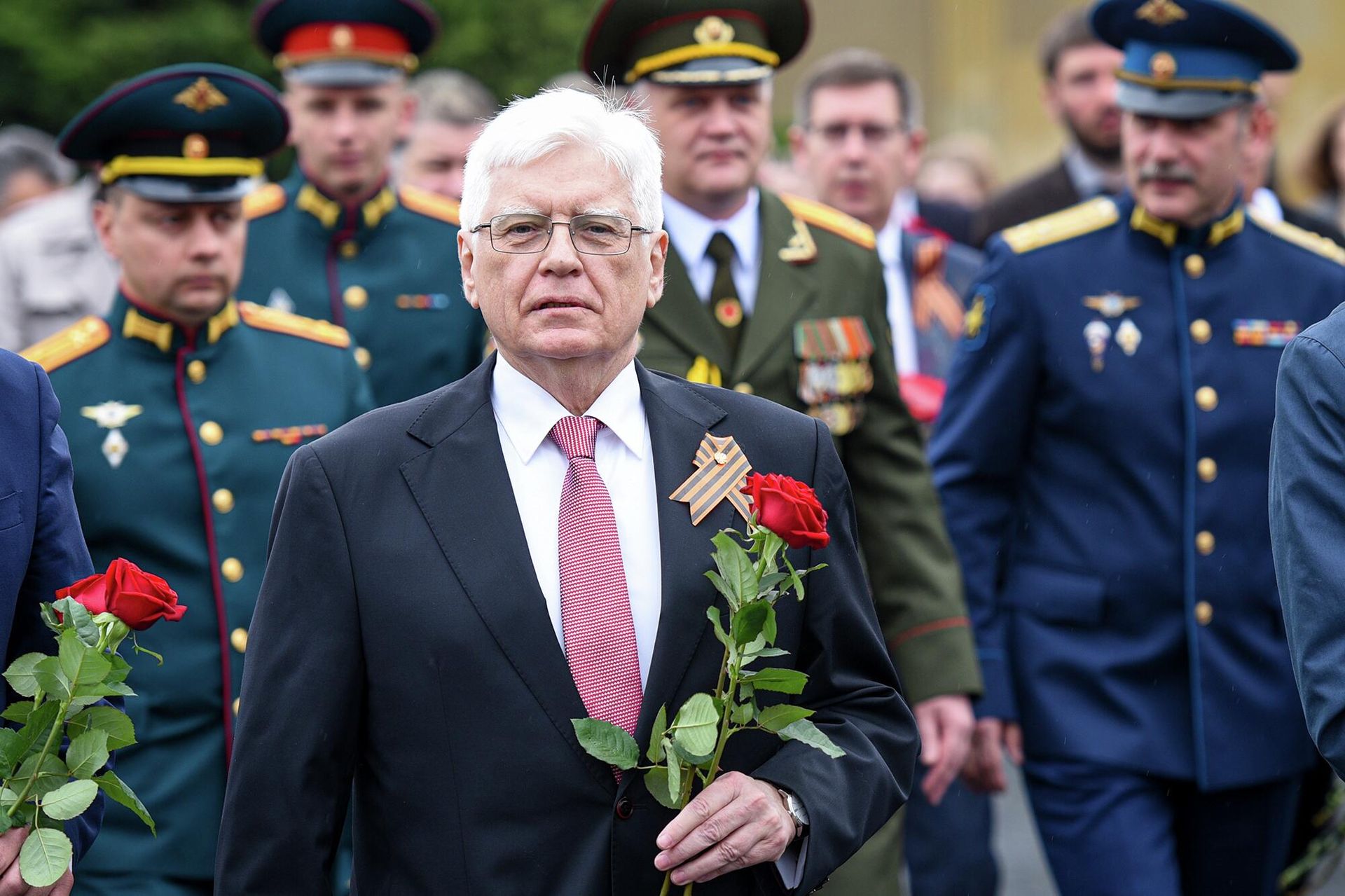 Посол России в Азербайджане Михаил Бочарников на мемориальном комплексе «Братская могила»  - Sputnik Азербайджан, 1920, 09.05.2022