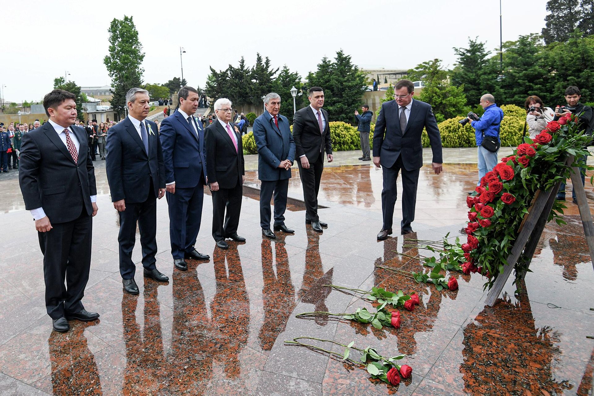 Посол России в Азербайджане Михаил Бочарников на мемориальном комплексе «Братская могила»  - Sputnik Азербайджан, 1920, 09.05.2022