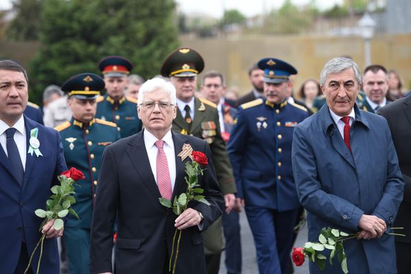 В мероприятии приняли участие посол РФ Михаил Бочарников, посол Республики Казахстан Сержан Абдыкаримов, чрезвычайный и полномочный посол Республики Беларусь Андрей Равков, посол Республики Узбекистан Бахром Ашрафханов и многие другие.  - Sputnik Азербайджан
