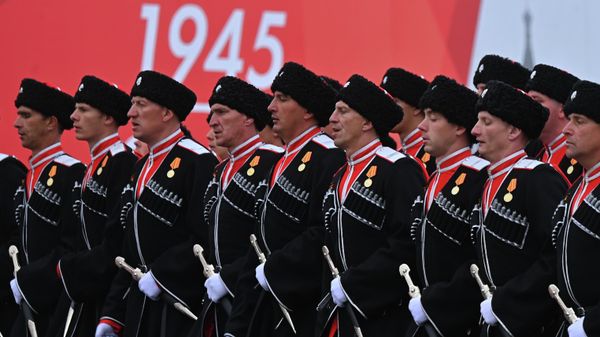 Парадный расчет кубанских казаков на военном параде, посвящённом 77-й годовщине Победы в Великой Отечественной войне - Sputnik Азербайджан