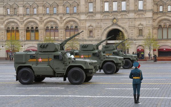 Бронеавтомобили "Тайфун-ВДВ" с дистанционно-управляемым боевым модулем. - Sputnik Азербайджан