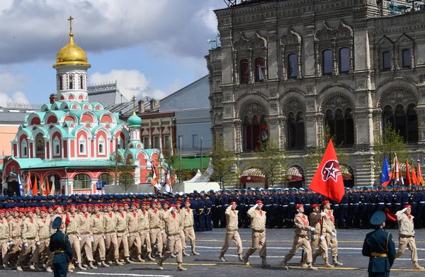 Парадный расчет общественного патриотического движения "Юнармия". Справа: во главе колонны "Юнармии" олимпийский чемпион по спортивной гимнастике Никита Нагорный. - Sputnik Азербайджан