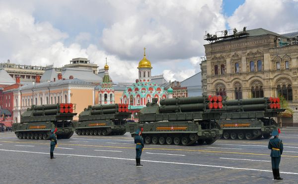 Зенитно-ракетные комплексы (ЗРК) "Бук-М3" на военном параде в честь 77-й годовщины Победы в ВОВ. - Sputnik Азербайджан