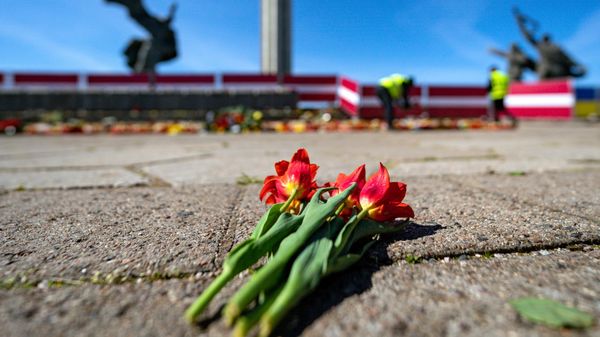 Празднование 77-й годовщины Победы в Великой Отечественной войне на территории мемориального комплекса Памятник воинам Советской Армии - освободителям Советской Латвии и Риги от немецко-фашистских захватчиков в Риге. - Sputnik Азербайджан