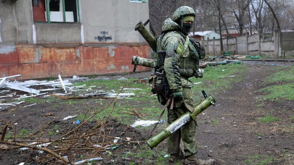 Вооруженный украинский военнослужащий, архивное фото - Sputnik Азербайджан
