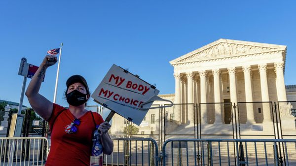Демонстрация за право на аборт перед зданием Верховного суда США в Вашингтоне, 10 мая 2022 - Sputnik Азербайджан