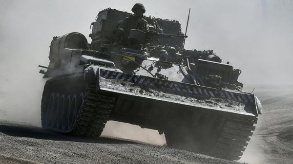 Российские военнослужащие продвигаются по Харьковской области. - Sputnik Азербайджан