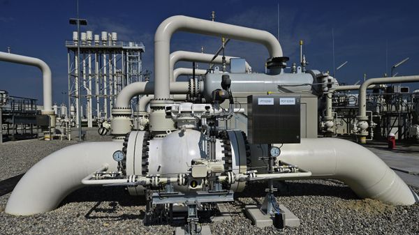 На одном из крупнейших межсетевых газовых узлов в Европе в Баумгартен-ан-дер-Марч, Австрия - Sputnik Азербайджан