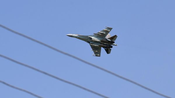 Российский многоцелевой истребитель Су-35 в Харьковской области - Sputnik Азербайджан
