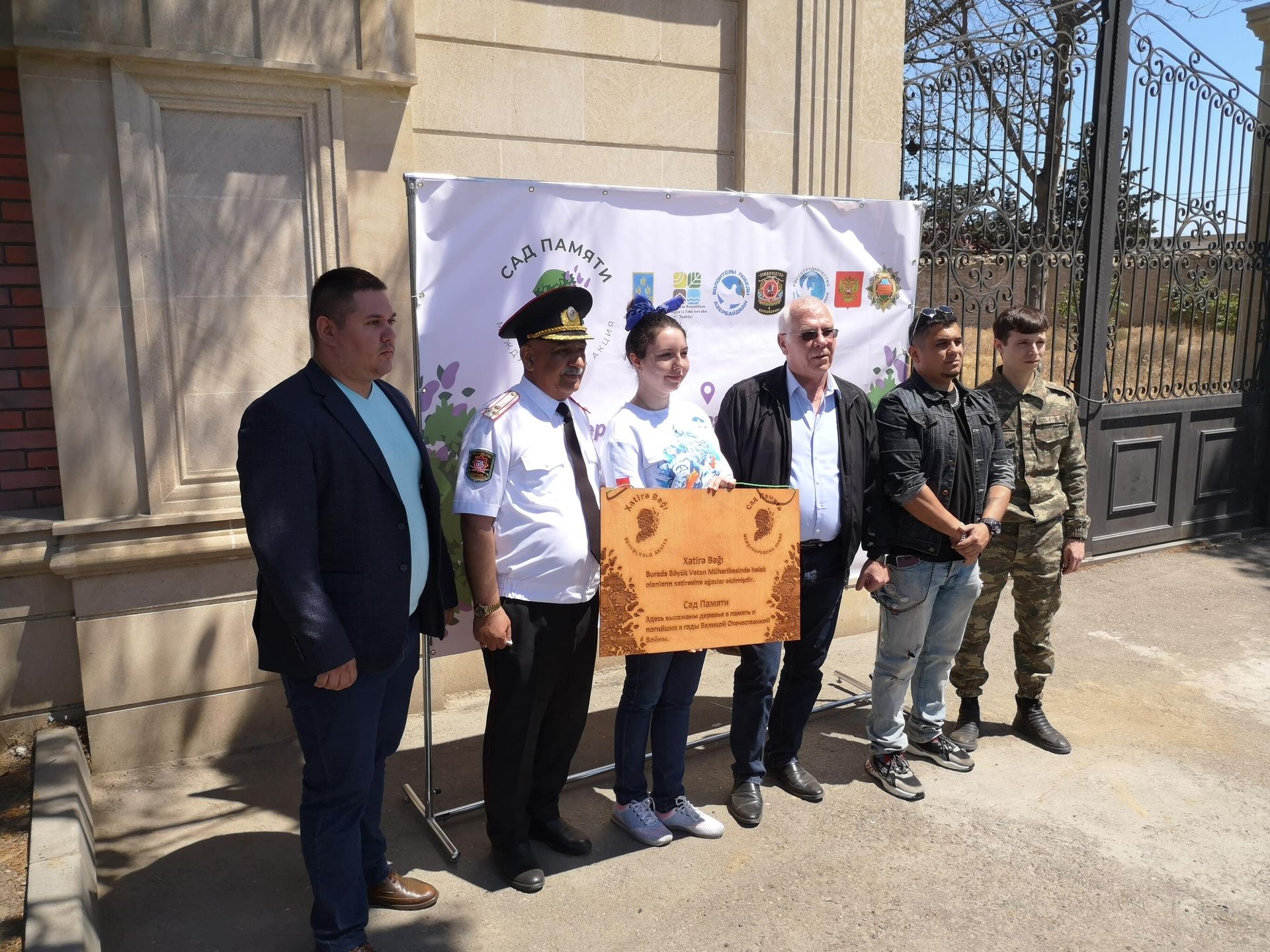 Акцию Сад памяти в честь Дня Победы и в память воинов, воевавших на фронтах Великой Отечественной, провели волонтеры в Баку - Sputnik Азербайджан, 1920, 13.05.2022