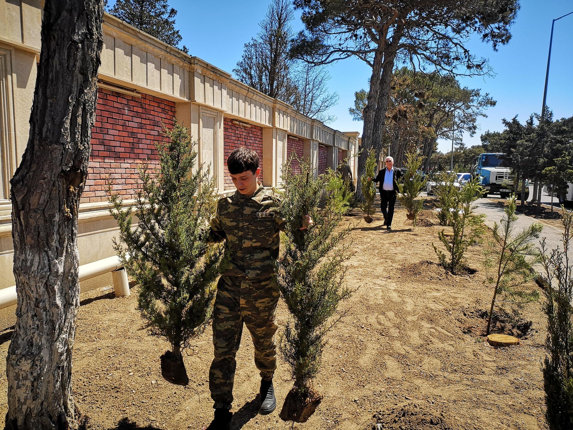 Акцию Сад памяти в честь Дня Победы и в память воинов, воевавших на фронтах Великой Отечественной, провели волонтеры в Баку - Sputnik Азербайджан, 1920, 13.05.2022