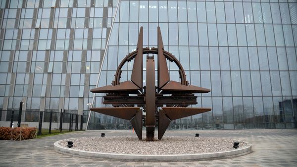 Логотип НАТО перед штаб-квартирой Организации Североатлантического договора (НАТО) в Брюсселе - Sputnik Азербайджан