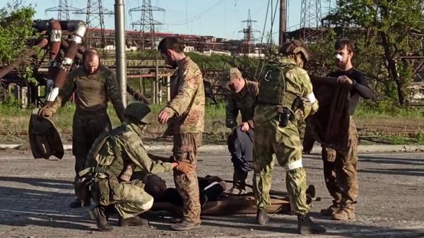 Сдача в плен украинских военных и боевиков с Азовстали в Мариуполе - Sputnik Азербайджан