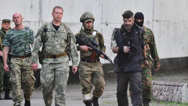 Военные сопровождают одного из сдавшихся в плен украинских военнослужащих с Азовстали, которых привезли в следственный изолятор в Еленовке - Sputnik Азербайджан