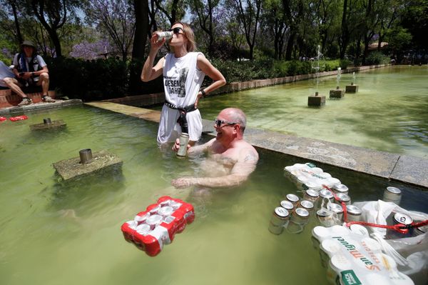 Болельщики пьют пиво, охлаждаясь в воде в центре Севильи, Испания. - Sputnik Азербайджан