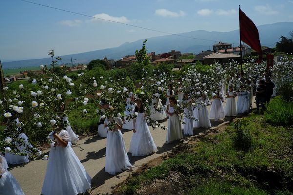 Девушки "Las Doncellas", одетые в свадебные белые платья, в окружении цветов, принимают участие в паломничестве в Сорcано, Испания. - Sputnik Азербайджан