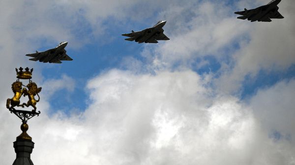 Многофункциональные истребители пятого поколения Су-57 - Sputnik Азербайджан