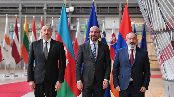Премьер-министр Армении Никол Пашинян, Президент Европейского Совета Шарль Мишель и президент Азербайджана Ильхам Алиев перед встречей в Европейском Совете (23 мая 2022) - Sputnik Азербайджан