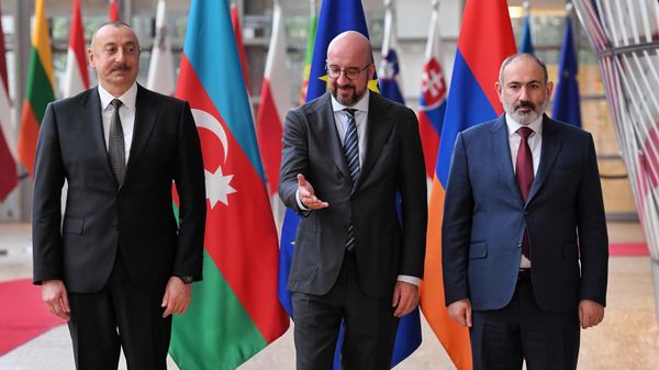 Премьер-министр Армении Никол Пашинян, Президент Европейского Совета Шарль Мишель и президент Азербайджана Ильхам Алиев перед встречей в Европейском Совете (23 мая 2022) - Sputnik Азербайджан