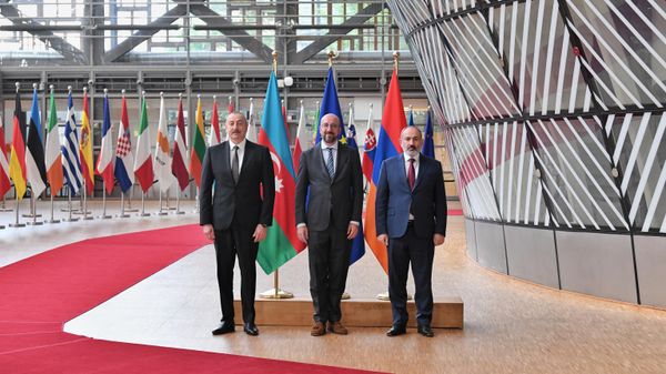 Премьер-министр Армении Никол Пашинян, Президент Европейского Совета Шарль Мишель и президент Азербайджана Ильхам Алиев перед встречей в Европейском Совете (23 мая 2022) - Sputnik Азербайджан
