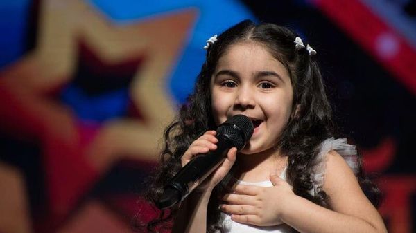 Пятилетняя азербайджанка Айлин Гасанли заняла первое место в XXII ежегодном открытом республиканском молодежном фестивале эстрадного искусства «Созвездие-Йолдызлык-2022» в Татарстане - Sputnik Азербайджан