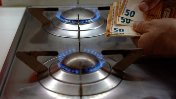 Горящий газ и купюры евро - Sputnik Азербайджан
