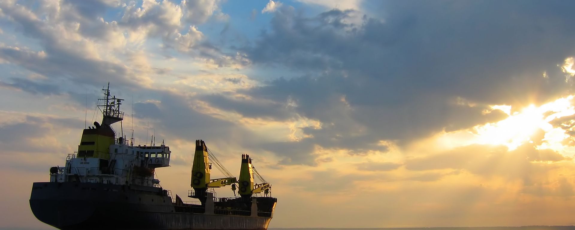 Сухогруз в море во время заката - Sputnik Азербайджан, 1920, 08.01.2025