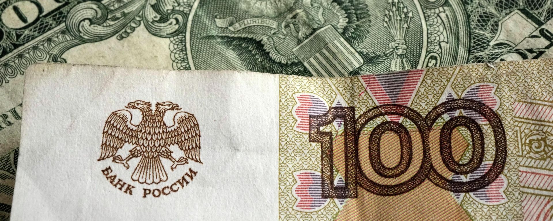 Рубль и доллар - Sputnik Азербайджан, 1920, 01.05.2024