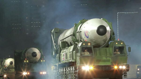 Межконтинентальные баллистические ракеты (МБР) «Хвасон-17» во время военного парада в честь 90-летия основания Корейской народно-революционной армии на площади Ким Ир Сена в Пхеньяне - Sputnik Азербайджан