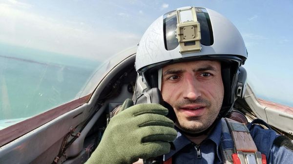 Сельчук Байрактар совершил полет в небе над Баку на истребителе МиГ-29 ВВС АР - Sputnik Азербайджан