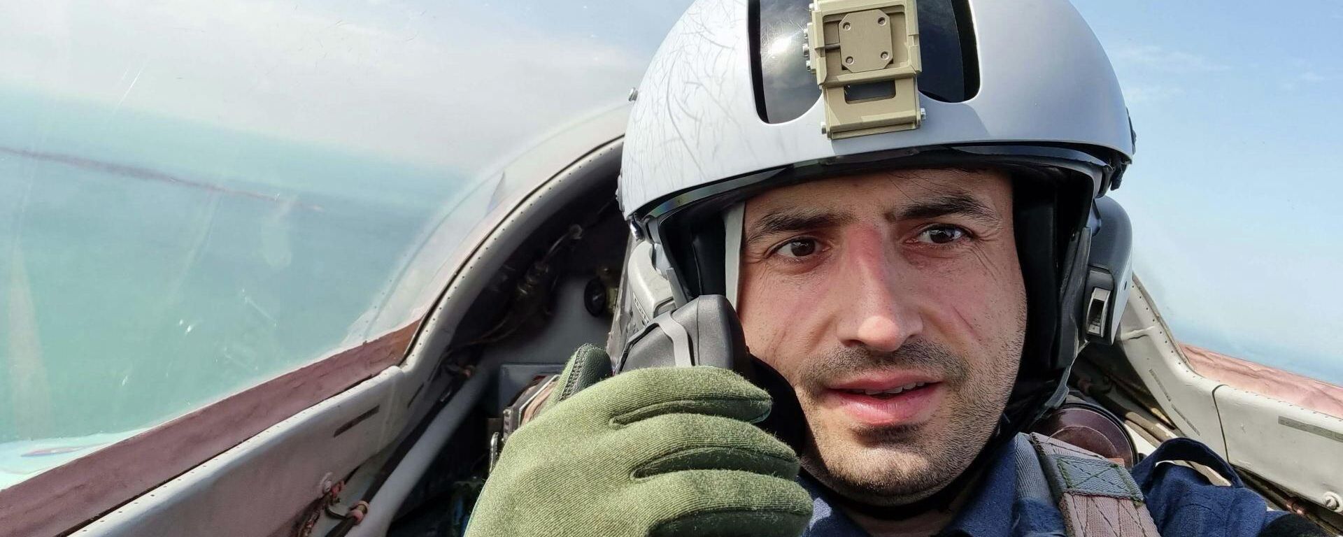 Сельчук Байрактар совершил полет в небе над Баку на истребителе МиГ-29 ВВС АР - Sputnik Азербайджан, 1920, 25.05.2022