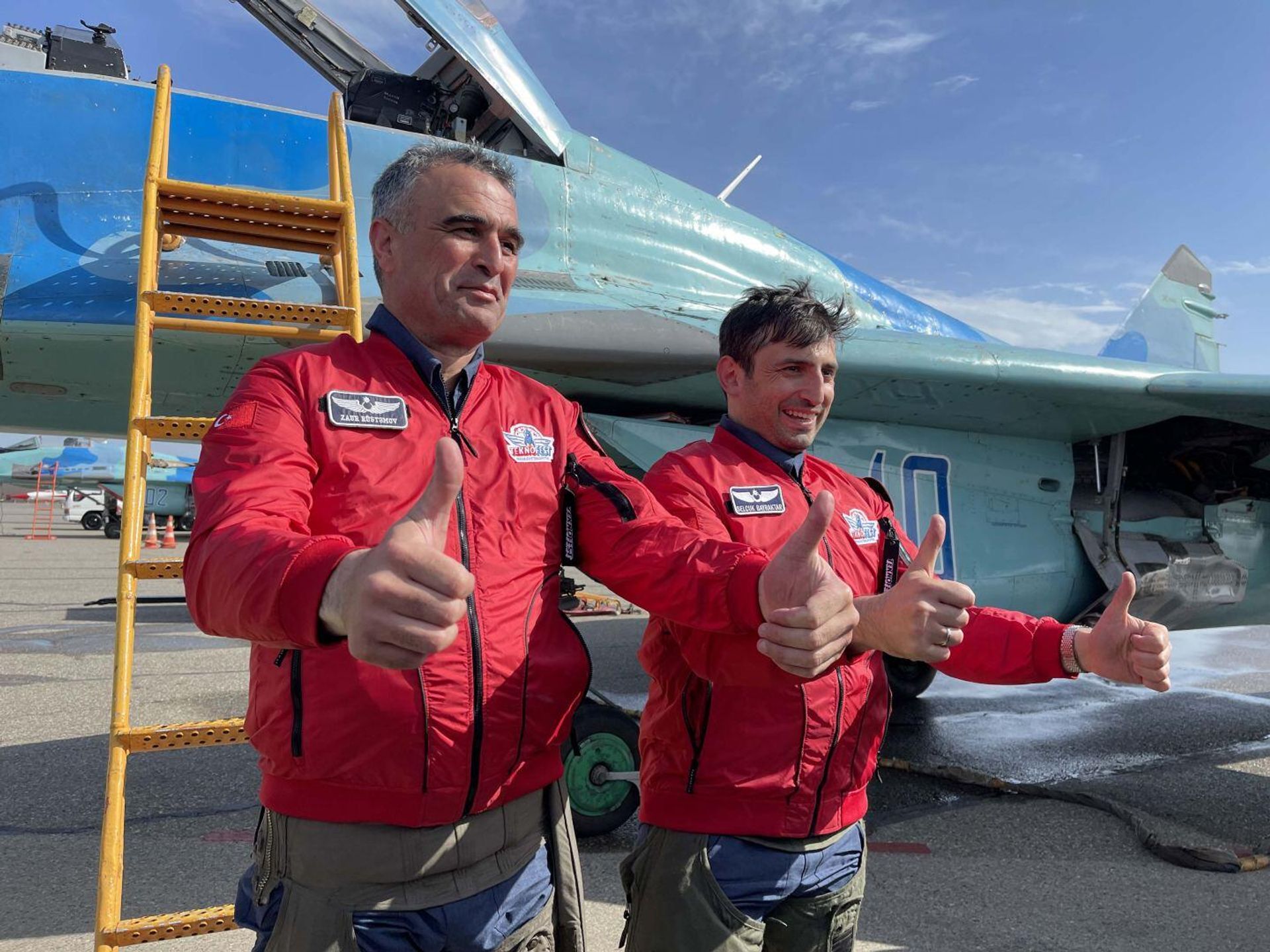 Сельчук Байрактар совершил полет в небе над Баку на истребителе МиГ-29 ВВС АР - Sputnik Азербайджан, 1920, 25.05.2022