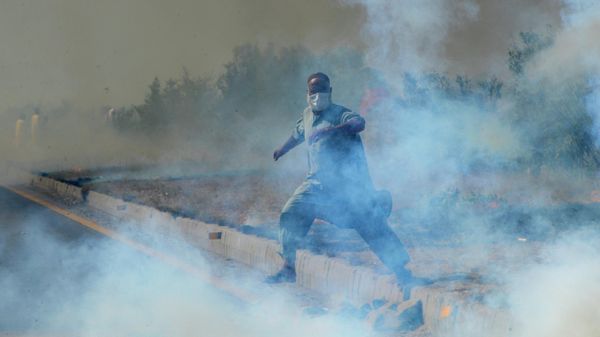 Протесты и беспорядки за бывшего премьера Имран Хана на улицах городов Пакистана  - Sputnik Азербайджан