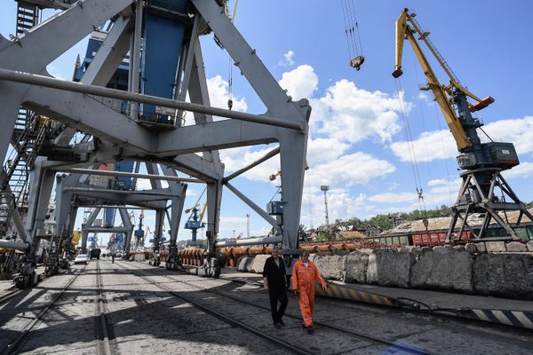 В порт приняты более 400 человек, убраны практически все завалы, убран мусор и, что самое важное, порт готовится к своей первой отгрузке в освобожденном Мариуполе. - Sputnik Азербайджан