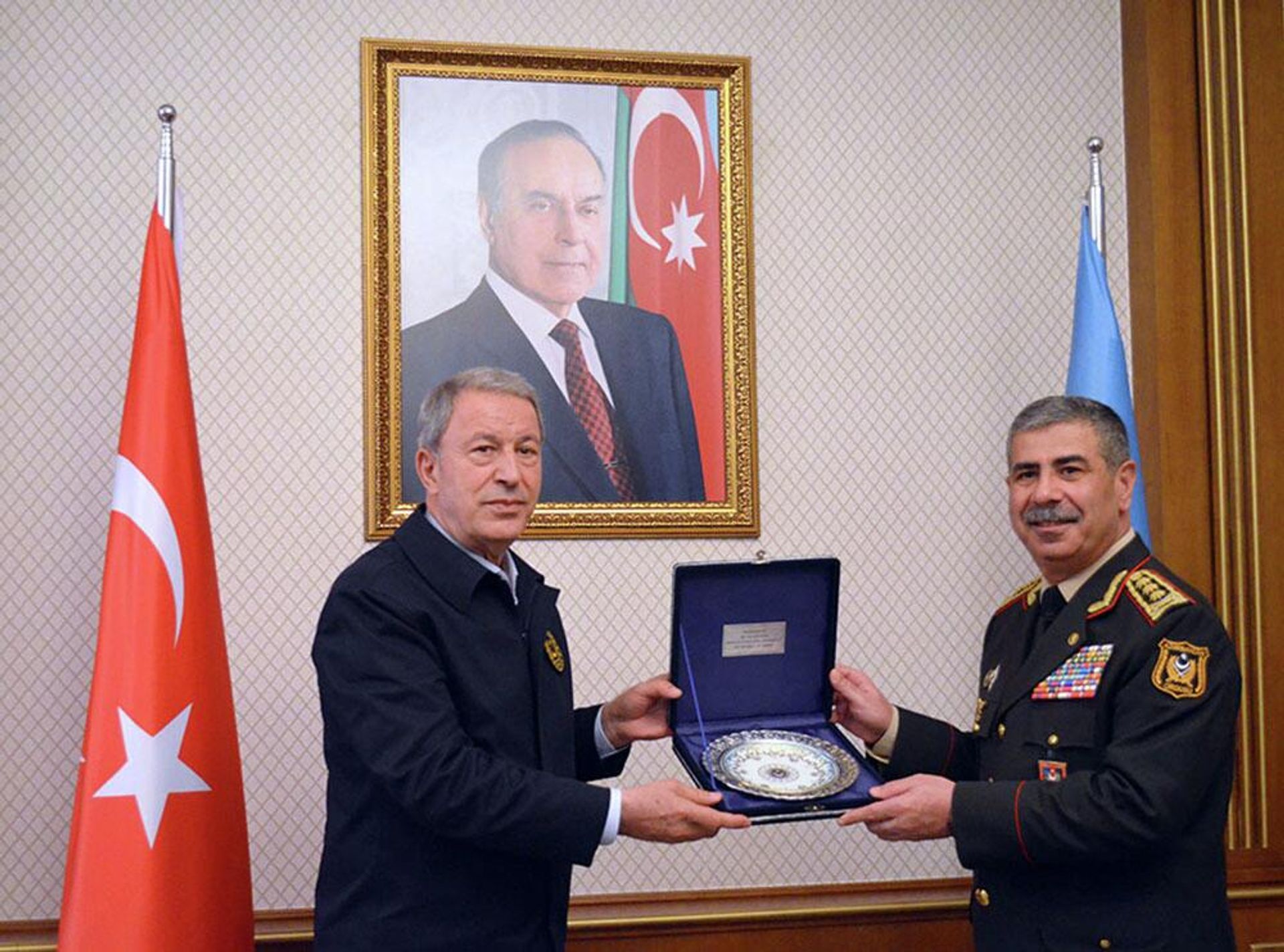 Azərbaycanın Müdafiə naziri Türkiyənin milli müdafiə naziri ilə görüşüb - Sputnik Азербайджан, 1920, 27.05.2022