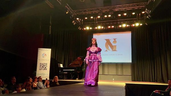 Дизайнер Гюльнара Халилова с успехом продемонстрировала свою новую коллекцию Харыбюльбюль и Карабах в Норвегии, - Sputnik Азербайджан