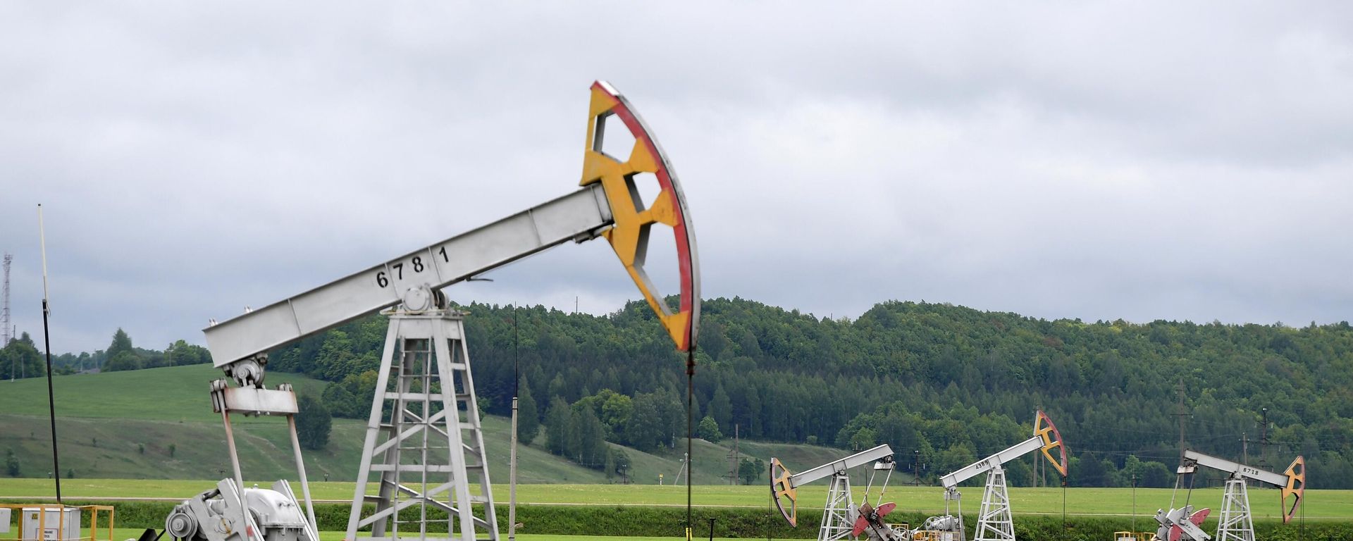 Нефтяные станки-качалки, фото из архива - Sputnik Азербайджан, 1920, 11.03.2024