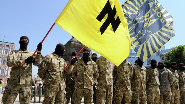 Бойцы батальона “Азов” принимают присягу на верность Украине на Софийской площади в Киеве перед отправкой на Донбасс - Sputnik Азербайджан