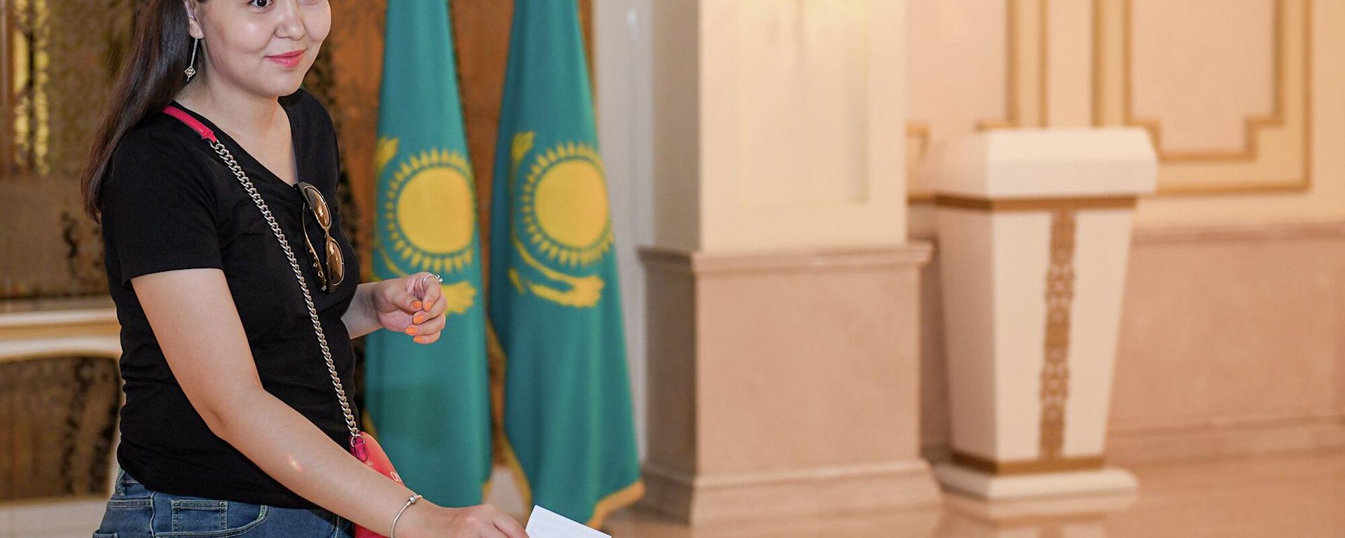 Люди голосуют на республиканском референдуме по внесению изменений и дополнений в конституцию Казахстана в Баку - Sputnik Азербайджан, 1920, 05.06.2022