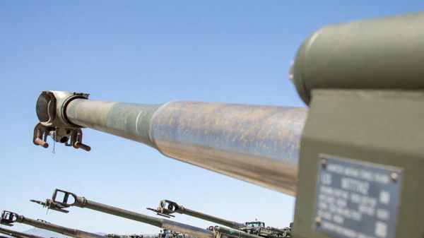 Гаубицы M777 калибра 155 миллиметров Корпуса морской пехоты США перед погрузкой на самолет ВВС США C-17 Globemaster III на авиабазе Марч, фото из архива - Sputnik Азербайджан