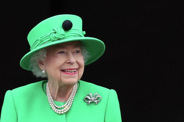 Приветствуя подданных, королева прослезилась. - Sputnik Азербайджан
